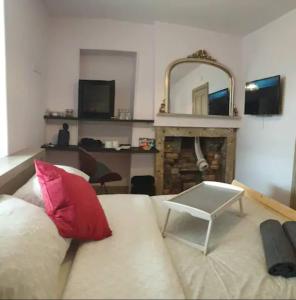 伯恩利Turner - En-suite Room in Canalside Guesthouse的带沙发和镜子的客厅