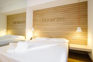 莱维科特尔梅B612酒店的木墙客房的两张床