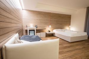 莱维科特尔梅B612酒店的客厅配有2张白色的床和水槽