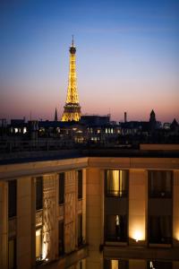 巴黎Hotel du Collectionneur的享有艾菲尔铁塔的夜间景色