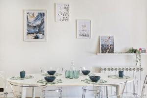 热那亚Shelley Apartments by Wonderful Italy的白色的用餐室配有白色的桌椅
