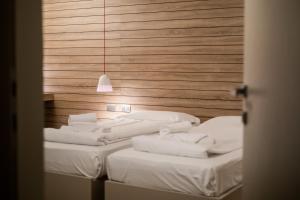 莱维科特尔梅B612酒店的客房设有2张带白色床单和挂灯的床。