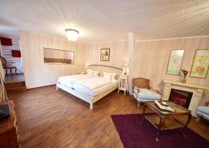 贝尔恩卡斯特尔-库斯Märchenhotel的卧室配有白色的床和壁炉