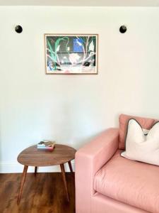 布里斯托Redland Suites - Apartment 1的客房内的粉红色沙发和桌子