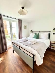布里斯托Redland Suites - Apartment 1的卧室配有一张带白色和绿色枕头的大床