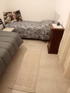 OrinoCasa marlene的客厅配有床、桌子和地毯