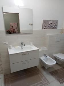 OrinoCasa marlene的一间带水槽、卫生间和镜子的浴室