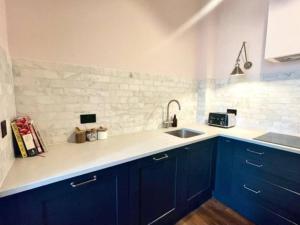 布里斯托Redland Suites - Apartment 4的厨房配有蓝色橱柜和水槽
