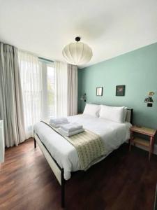 布里斯托Redland Suites - Apartment 4的卧室配有一张白色大床