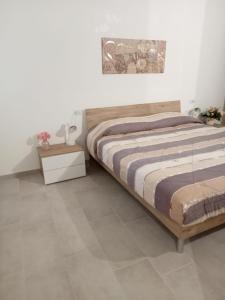 OrinoCasa marlene的卧室配有1张床,铺有瓷砖地板。