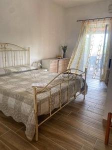 维耶斯泰阿扎罗讷农家乐的一间卧室配有一张床,铺有木地板