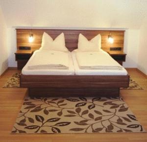 奥博斯提姆厄灵格兰德酒店的一间带两张床的卧室和地毯