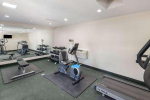 斯托克顿堡史托克顿堡品质汽车旅馆的健身房,配有跑步机和健身器材