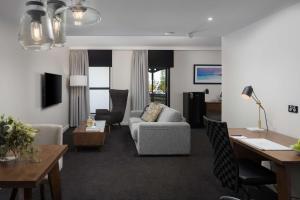 弗里曼特弗里曼特尔滨海莱吉斯酒店的客厅配有沙发和桌子