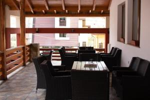 比卡兹凯Bicaz-Chei的餐厅配有木桌和椅子