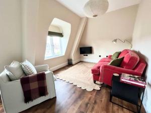 布里斯托Redland Suites - Apartment 8的客厅配有红色的沙发和椅子