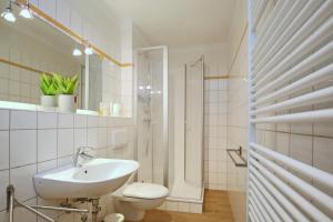 博尔滕哈根Dünenblick Wohnung 51的白色的浴室设有水槽和卫生间。