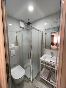 地拉那弗雷迪酒店的带淋浴、卫生间和盥洗盆的浴室