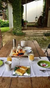 博尔戈塞西亚Relax的一张带食物和橙汁的野餐桌
