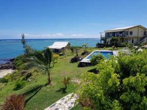 Rodrigues IslandVillas Vetiver的海边带游泳池的房子