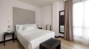 卡塔赫纳Hotel Cartagena Puerto的白色的卧室设有一张大床和一个窗户