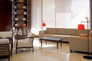 巴利亚多利德瓦拉多利巴拉格NH酒店的客厅配有沙发和桌椅