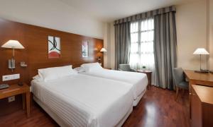 NH瓦伦西亚拉斯艾特斯酒店客房内的一张或多张床位