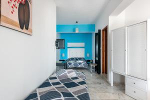 马拉希Angela Apartments new listing的卧室拥有蓝色的墙壁和一张床