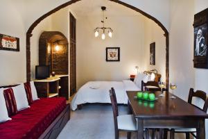 费拉加拉太别墅酒店的一间卧室配有一张床铺和一张桌子,还有一间用餐室