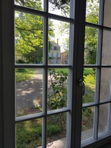 Saint-JustinL'Orangerie, Château St Justin的窗外望向房子