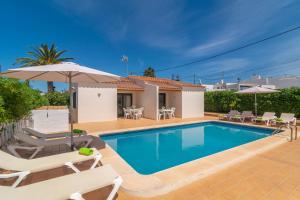 卡拉恩波特Villa Marina -Cala EnPorter-的别墅设有游泳池和庭院家具。
