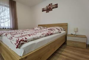 HabscheidFerienwohnung Hockertz的一间卧室配有一张带红白毯子的床