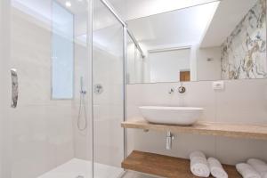 博尼法乔Studio cozy sur la Marina de Bonifacio的一间带玻璃淋浴和水槽的浴室