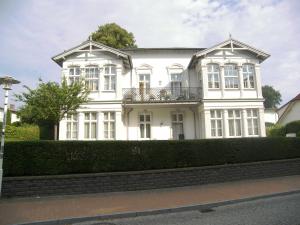 赛巴特班森Villa Baroni nur 200m vom Ostseestrand entfernt的 ⁇ 顶上带阳台的白色房子