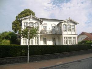 赛巴特班森Villa Baroni nur 200m vom Ostseestrand entfernt的前面有一棵树的白色房子
