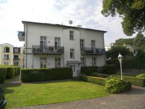赛巴特班森Villa Baroni nur 200m vom Ostseestrand entfernt的前面有草坪的白色房子