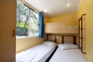 锡耶纳科勒维德露营酒店客房内的一张或多张床位