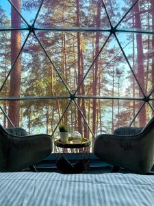 莫雷泰Skywoods.glamping的客房设有床、椅子和大窗户。