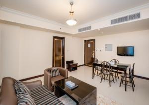 迪拜City Stay Premium Hotel Apartments的客厅配有沙发和桌子