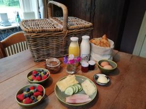 MarleBissems Hofstede的餐桌,放着一碗食物和一篮面包