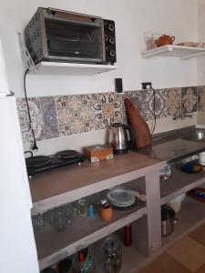 普尔马马尔卡Cactus y Almacen - Purmamarca的厨房配有带微波炉的台面