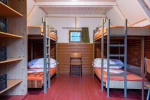 赫拉布斯Turisticky Raj的房屋内带三张双层床的房间