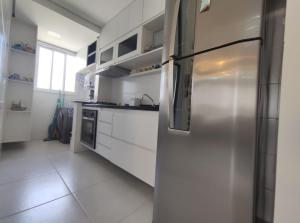 乌巴图巴Home Resort - Apto JPII48B Ubatuba的白色厨房里的不锈钢冰箱