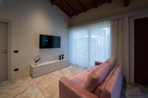 阿奇雷亚莱Villa Arianna的带沙发和电视的客厅