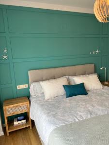 圣卡洛斯拉腊皮塔Apartament Montsià的一间卧室配有一张蓝色墙壁的床