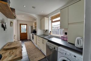 伍斯特Guest Homes - Severn Swans House的一个带水槽和洗碗机的厨房