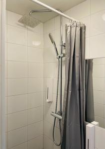 斯德哥尔摩Birka Hotel的浴室内配有淋浴帘。