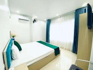 吉婆岛Ngoc Ha Hotel的一间小卧室,配有床和窗户