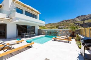 普拉基亚斯Villa Smili-Naiades/3 bedrooms, luxury, beachfront的一座带游泳池和房子的别墅