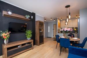 格但斯克Maya's Flats & Resorts 50 - Aura 40的带电视的客厅和用餐室